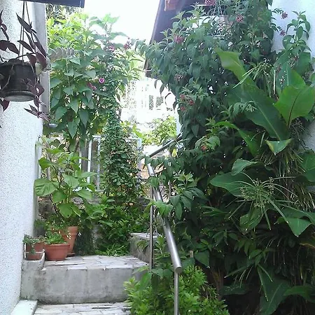 Luka Apartment *